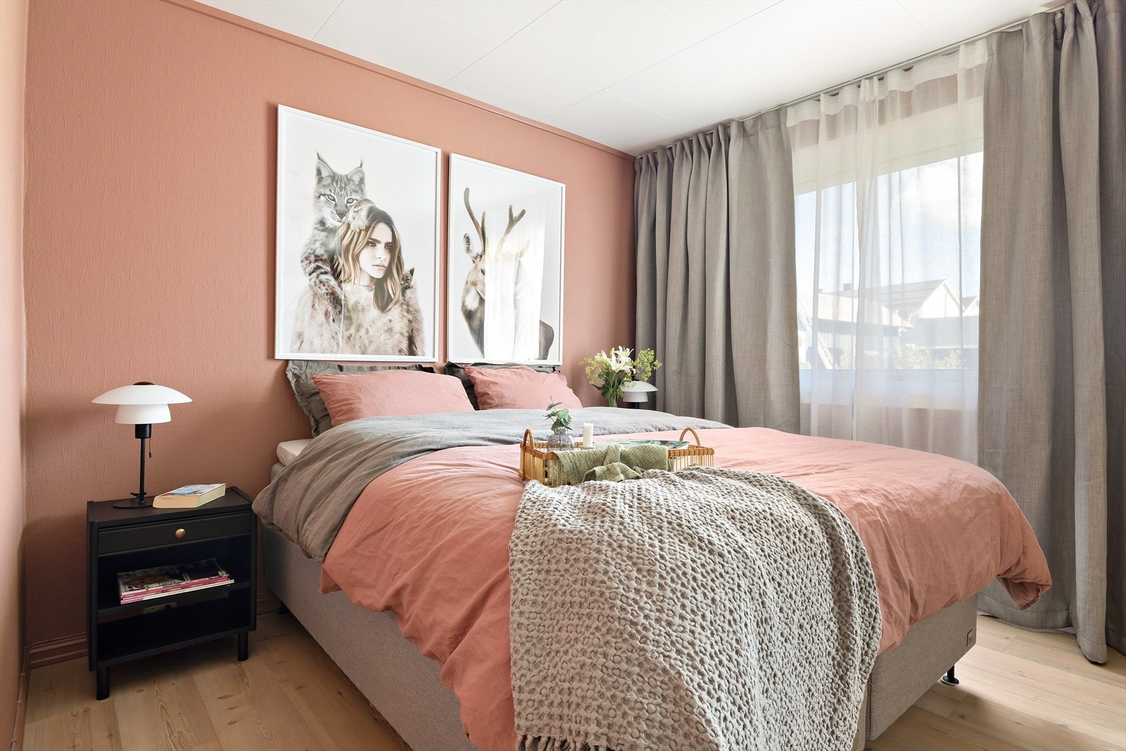 Hovedsoverommet er i fin, gammelrosa utførelse. Du har plass til å møblere med dobbeltseng. Galleribilde