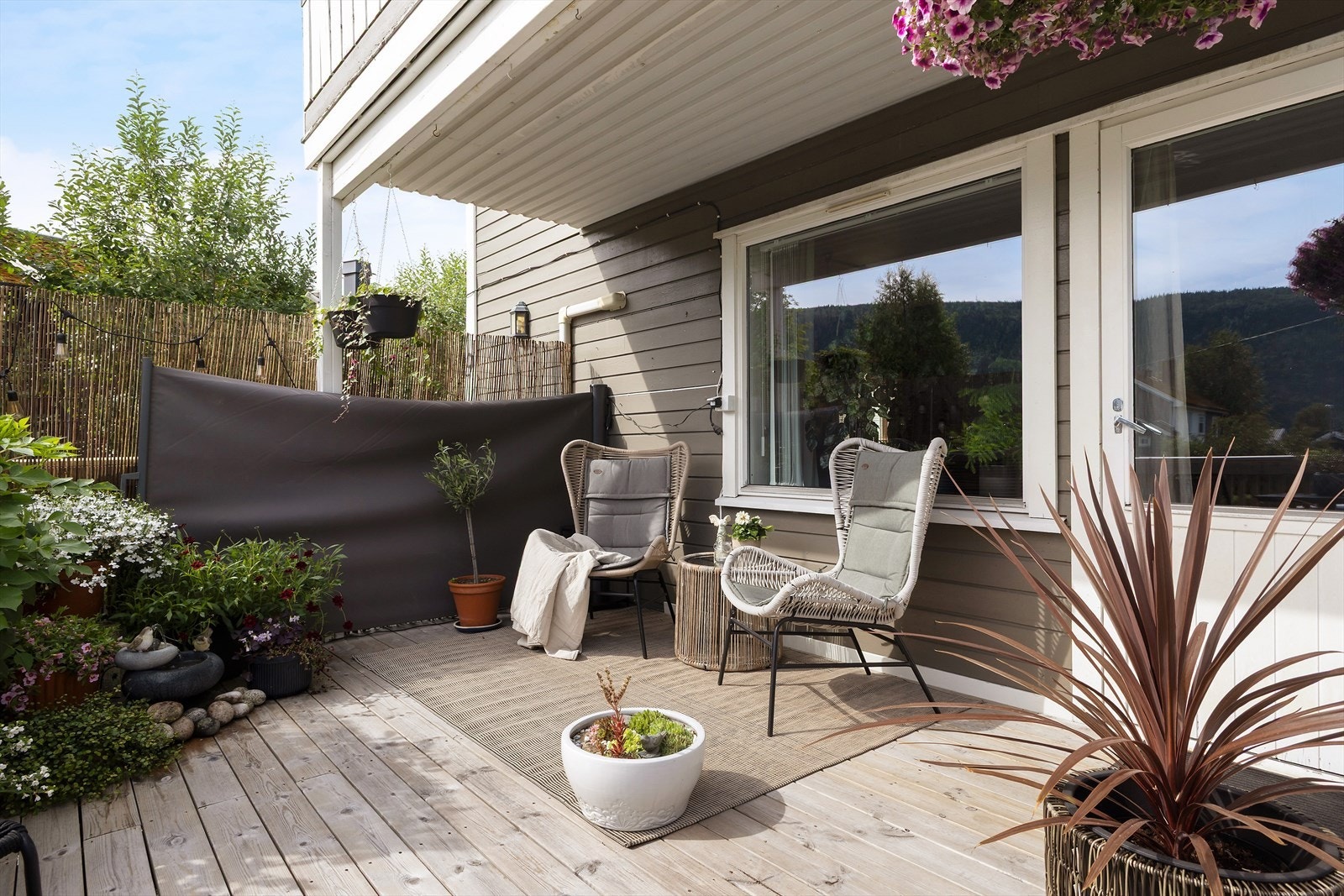 Utendørs har du en terrasse på ca. 19 m2 med utgang fra stuen. Du når også hagen med en trapp. Galleribilde