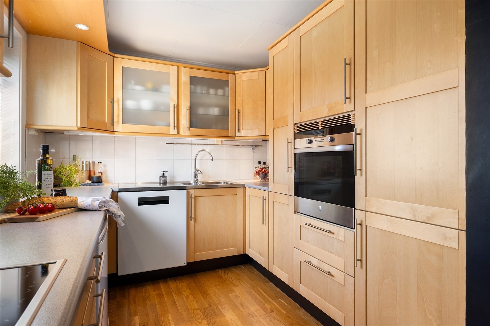 Du har godt med benkplass. Hvitevarer som oppvaskmaskin, kjøleskap, tekeovn og platetopp medfølger i handelen. Galleribilde