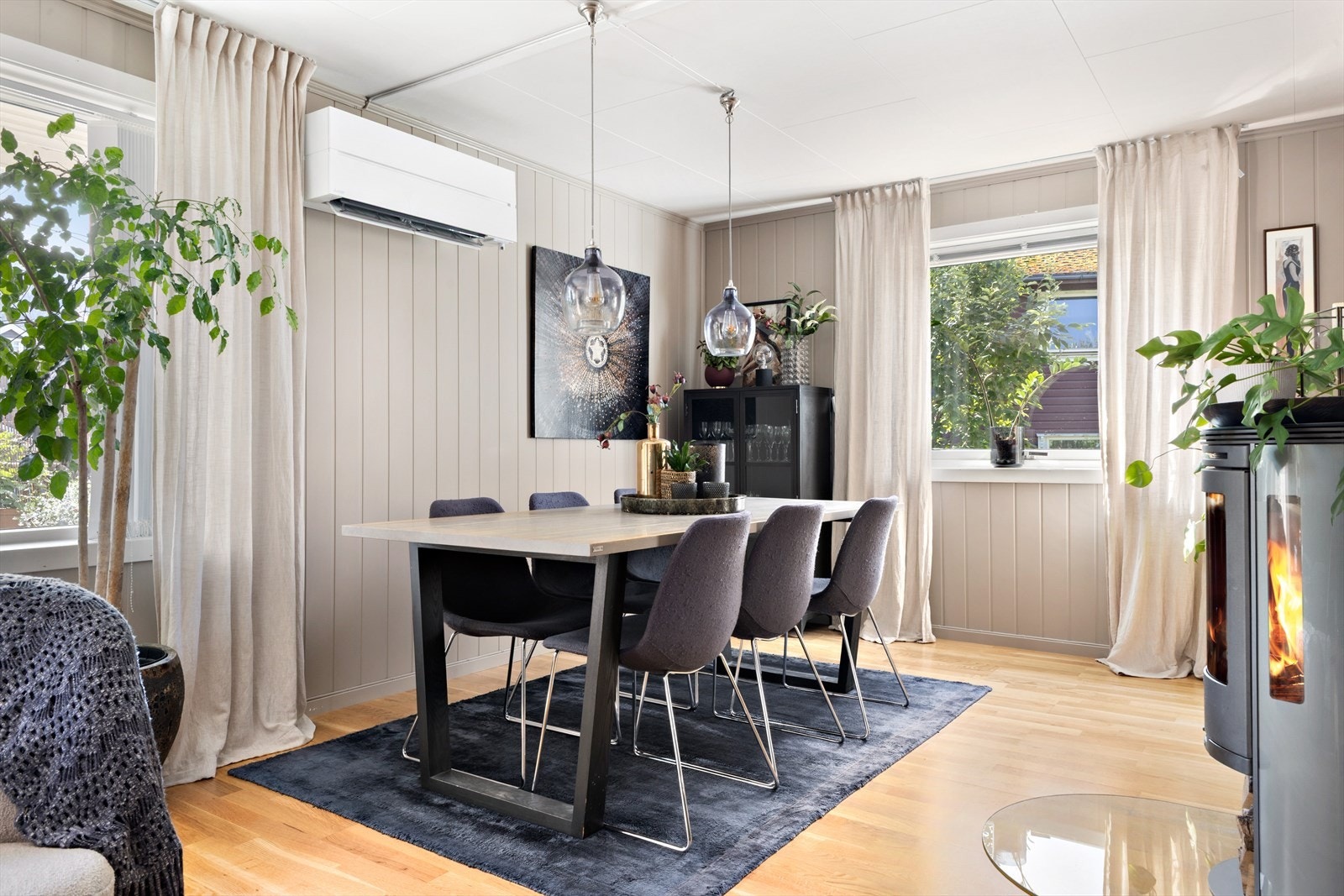 Spisestuen plasserer du gjerne ved kjøkkenet. Her har du plass til minst 6 personer. Ved spisegruppen finner du varmepumpe fra 2020 og vedfyringsovn. Galleribilde