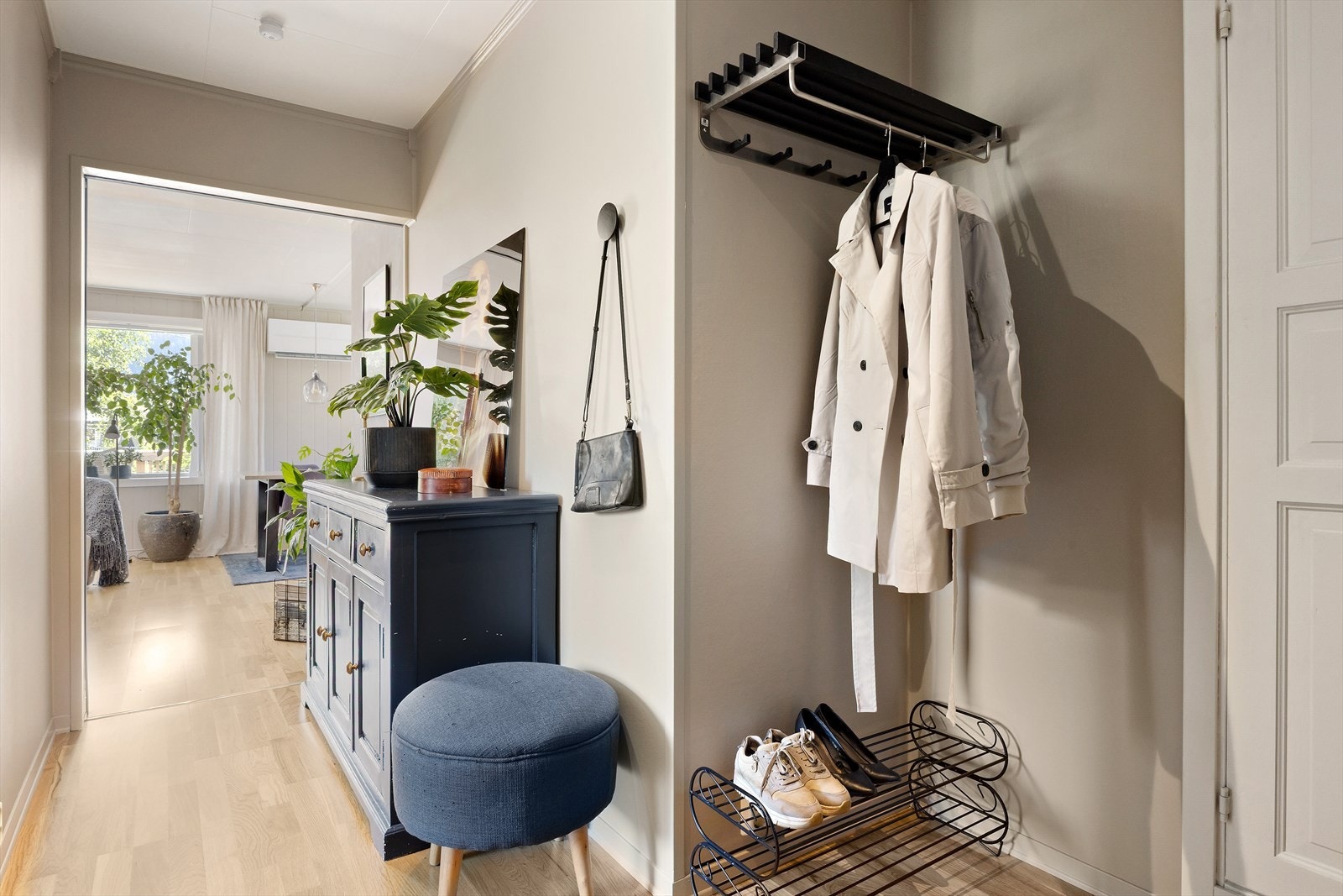 Gangen er innbydende og har plass til oppheng av yttertøy. Galleribilde