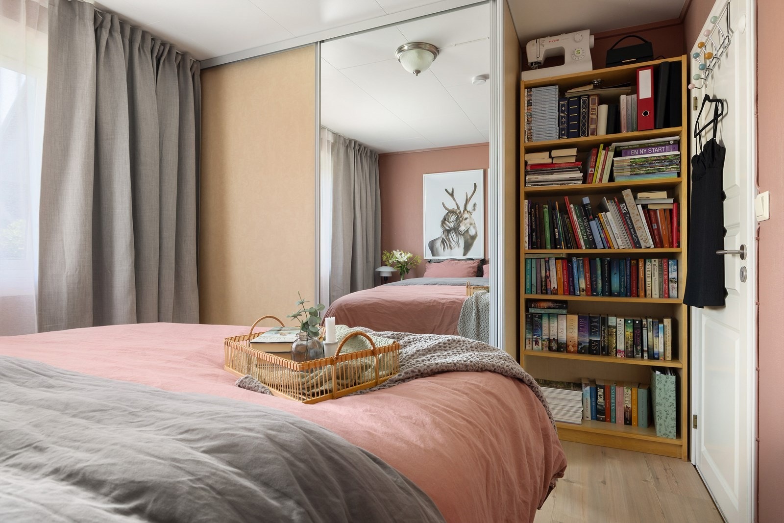 I rommet finner du en skyvedørsgarderobe for praktisk oppbevaring. Galleribilde