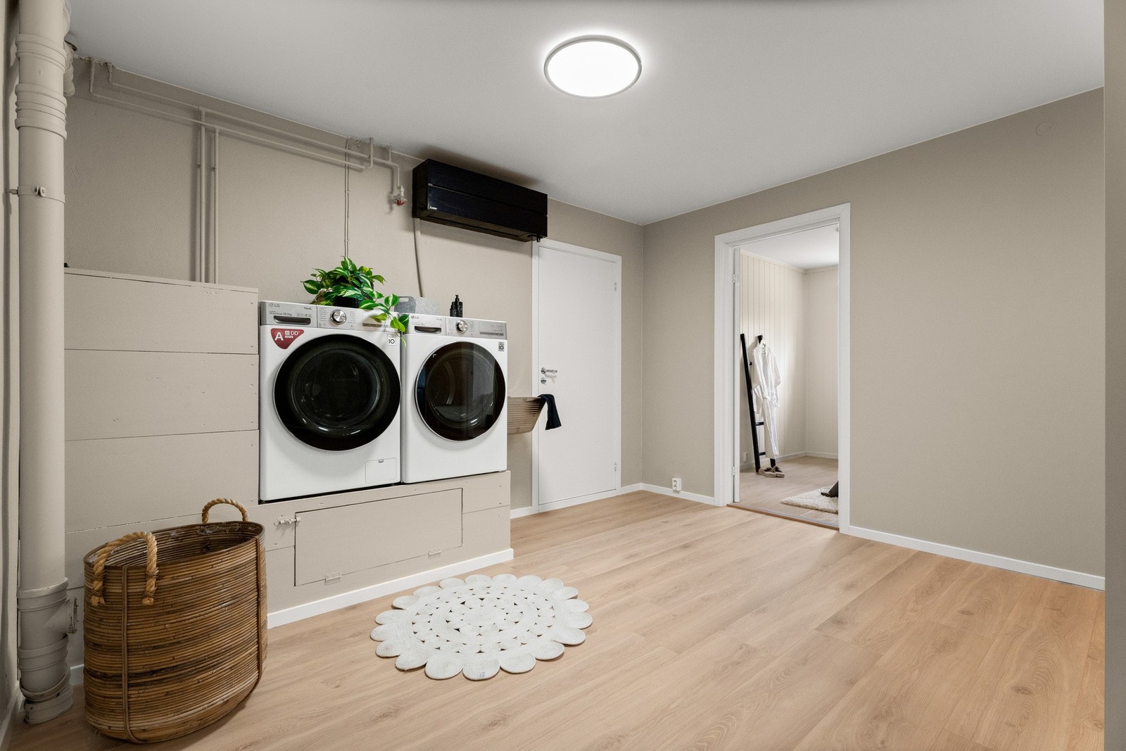 Vaskerom med potensial for kjøkken i kjeller. Galleribilde