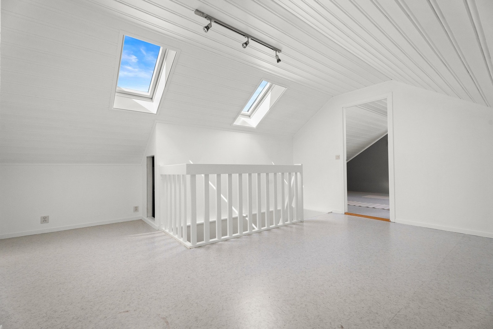 Koselig loftstue med skråtak og lun stemning. Galleribilde