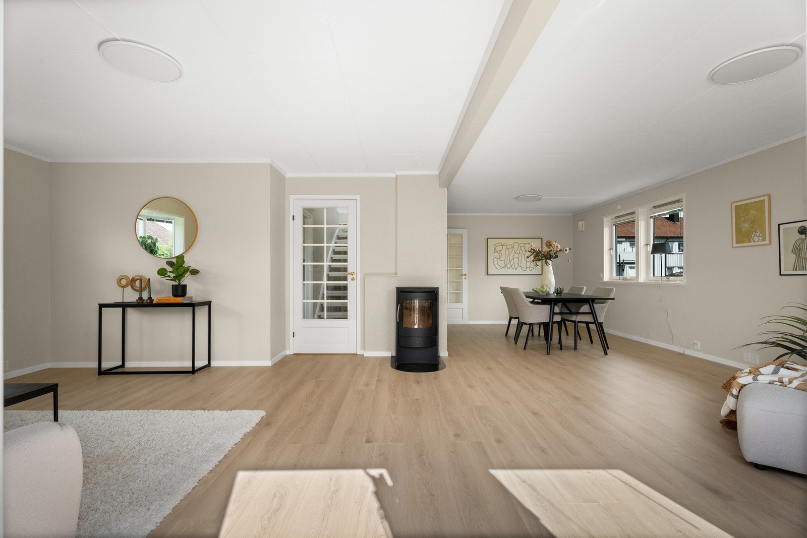 Laminatgulv og lyse flater gir et moderne uttrykk. Galleribilde