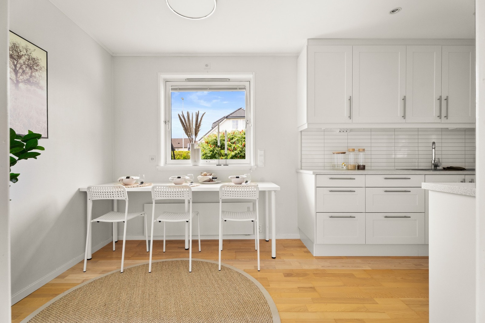 Kjøkken med plass til spisebord for hverdagsmåltider. Galleribilde