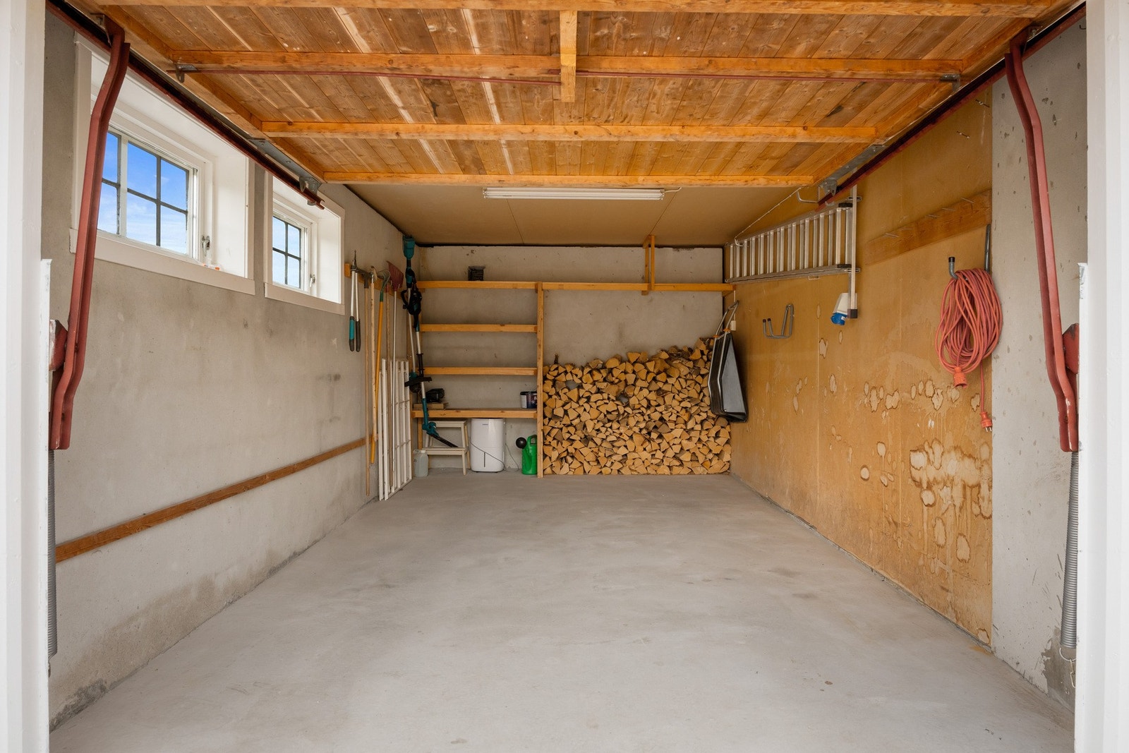 God plass til bil og oppbevaring. Galleribilde