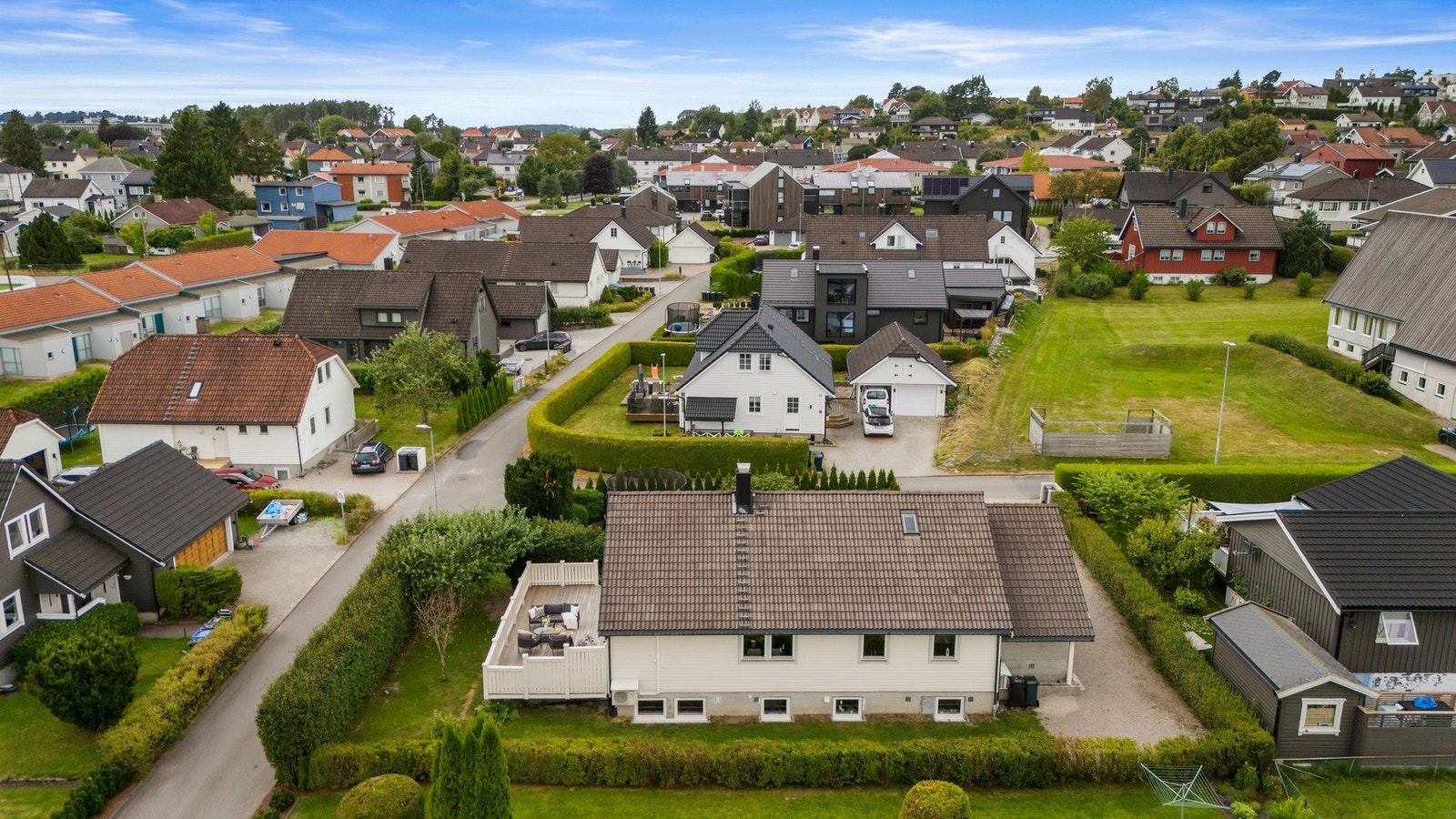 Eiendommen ligger i et sentralt og hyggelig område på Kurland. Galleribilde