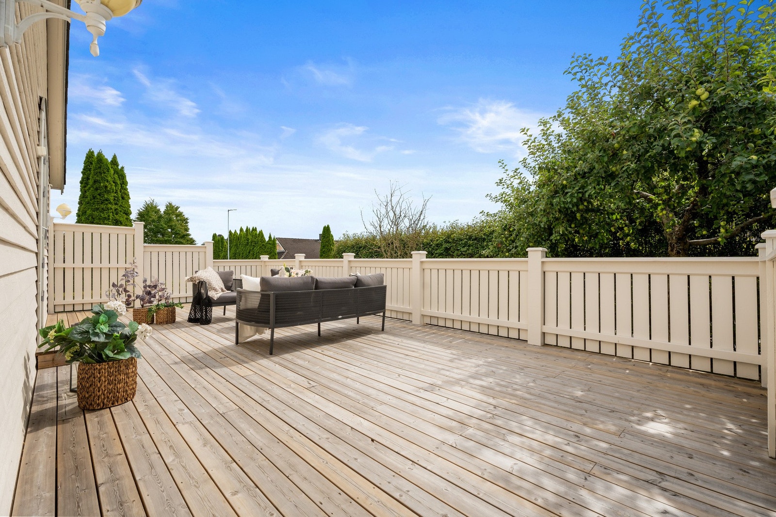 Herlig uteplass med plass til både spisegruppe og loungemøbler. Galleribilde