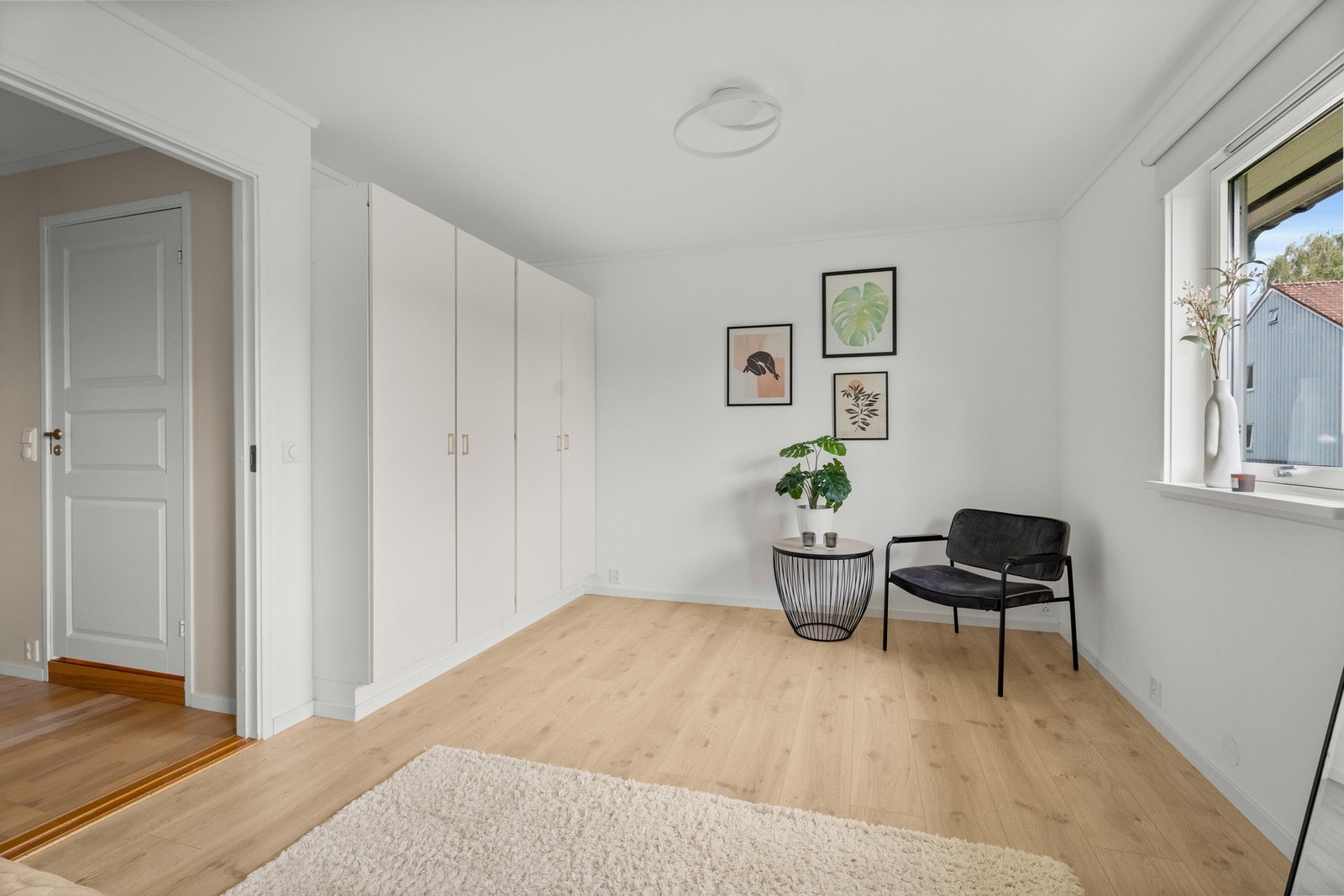 Lys og romslig soverom. Rikelig med skapplass! Galleribilde