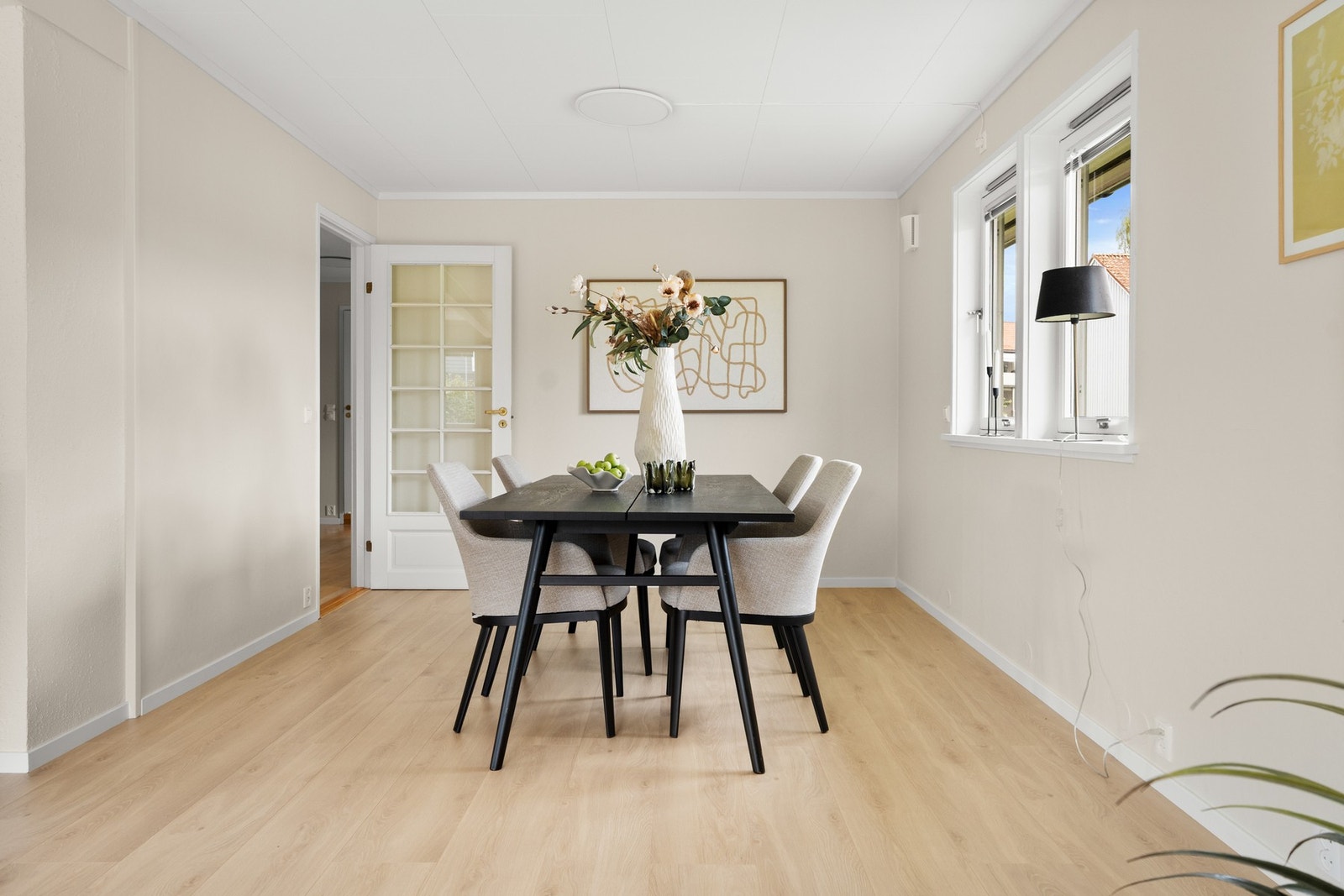 God planløsning gir naturlige soner for både sofagruppe og spisestue. Galleribilde