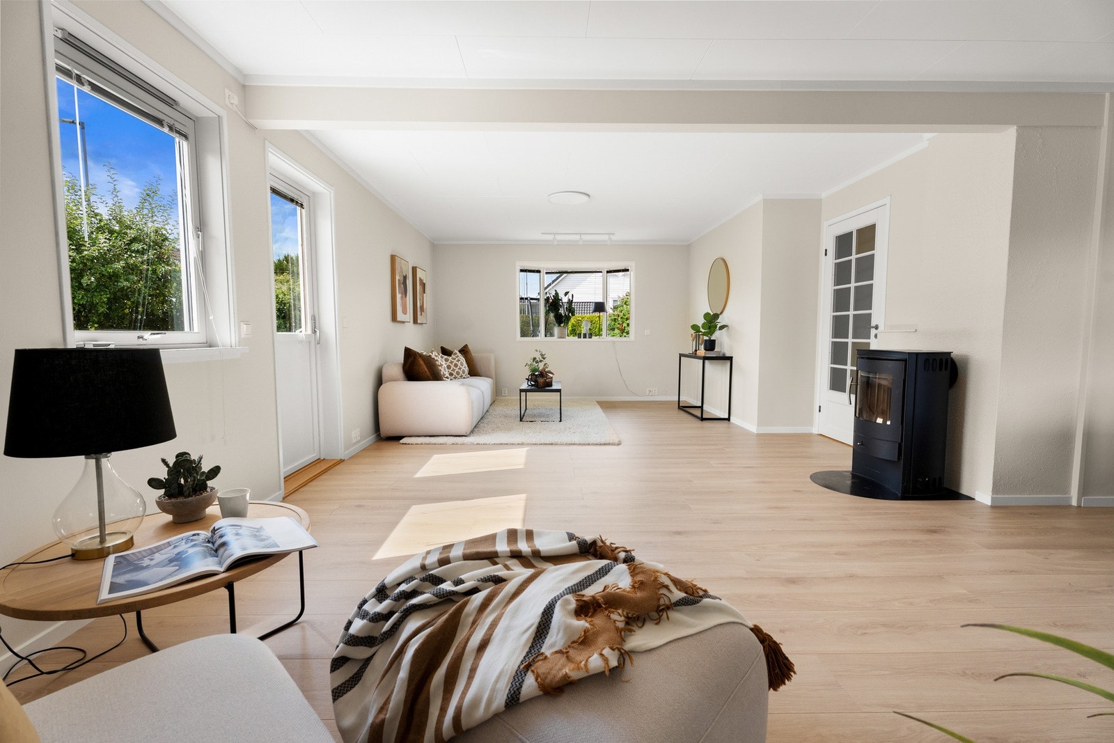 Stor og luftig stue med gode vindusflater. Galleribilde