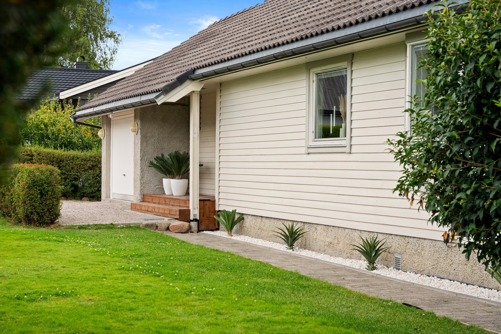 Inngangsparti med takoverbygg. Galleribilde