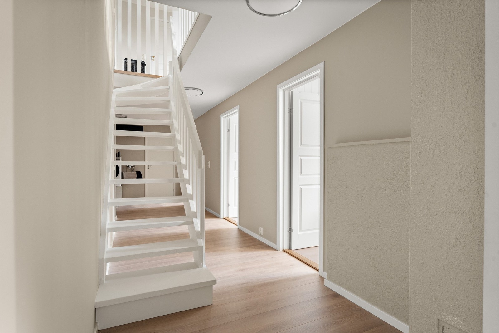 Nymalt trapp fra kjeller til hovedetasje. Galleribilde