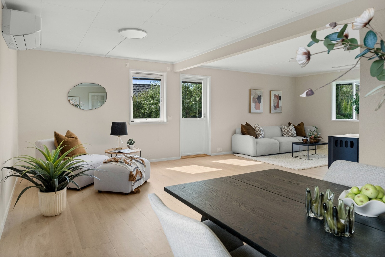 I tillegg til varmepumpe så er det peis i stuen. Galleribilde