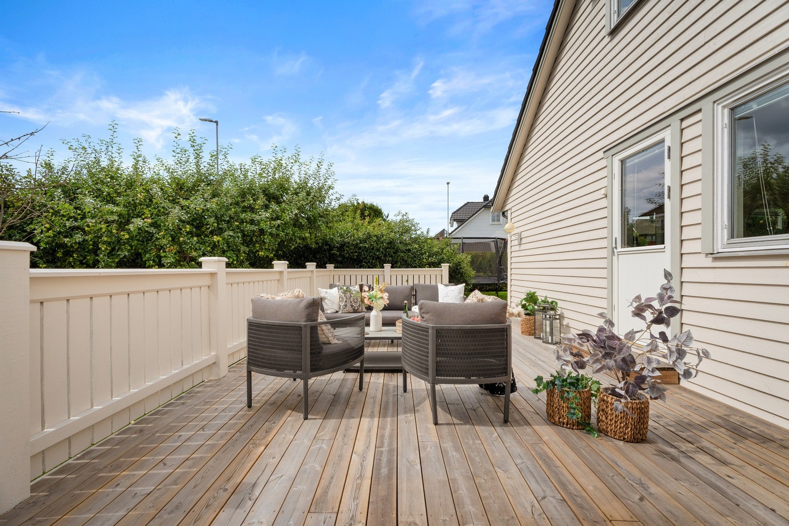 Stor veranda med solforhold hele dagen og utgang fra stue. Galleribilde