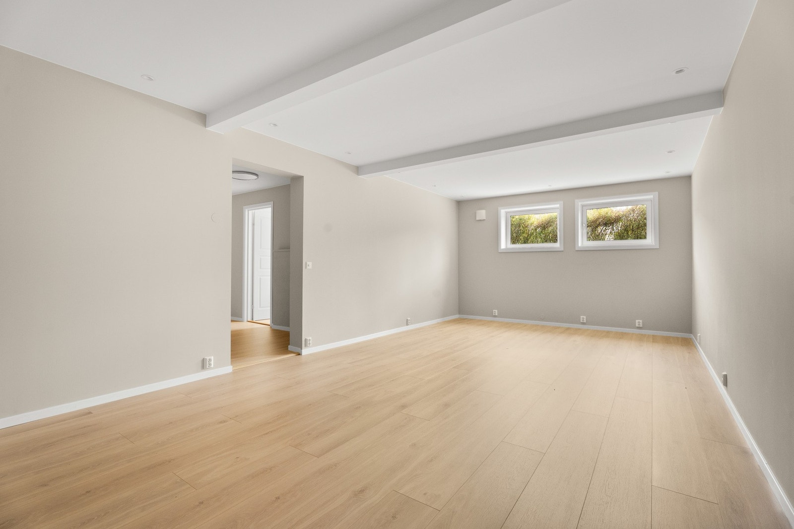 Kjellerstue med gode lysforhold og praktisk planløsning. Galleribilde