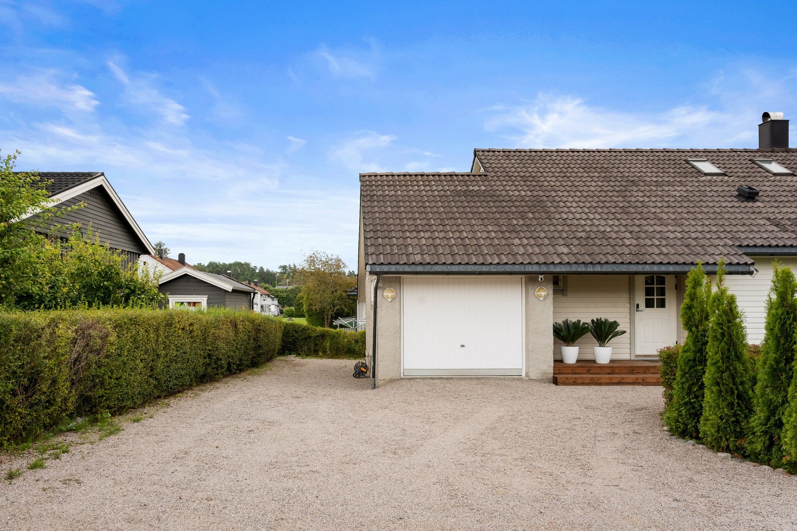 Eiendommen har stor gårdsplass og garasje. Galleribilde