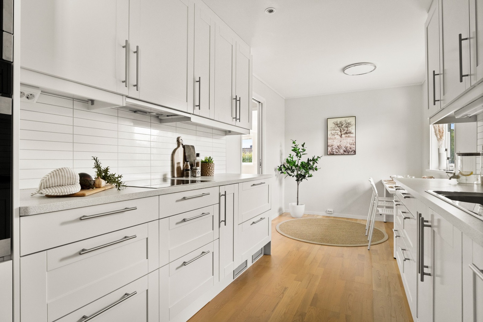 Praktisk kjøkken med god skap- og benkeplass. Galleribilde