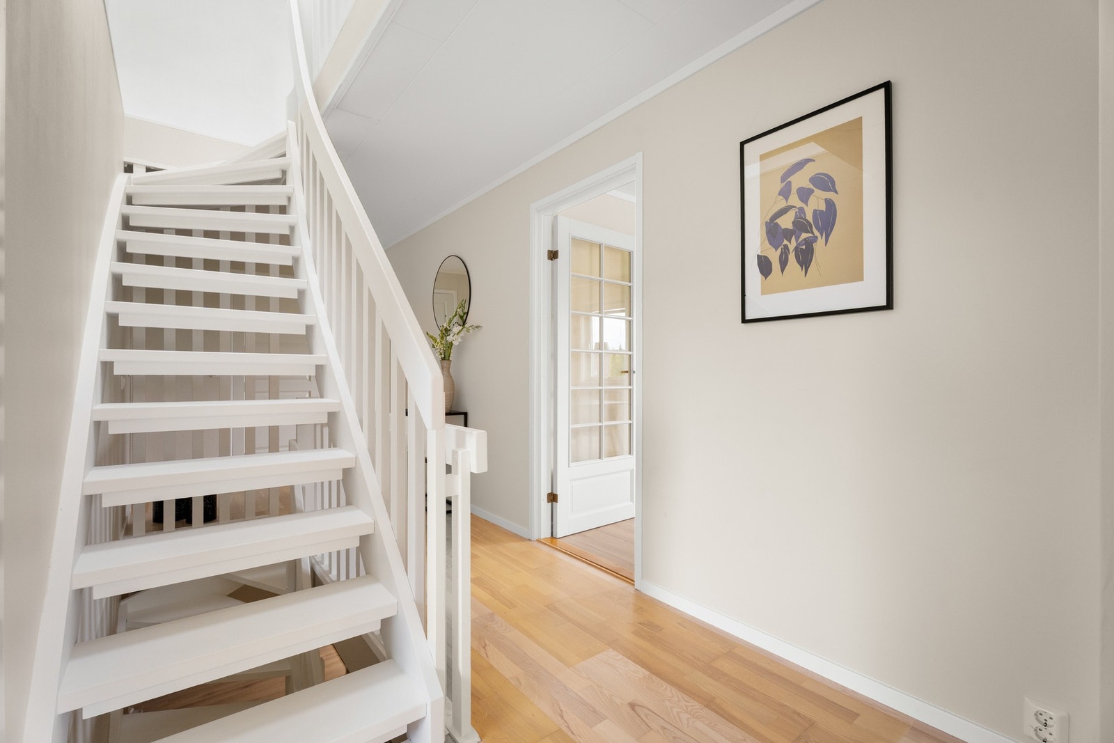 Nymalt trapp fra 1. etasje til 2. etasje. Galleribilde