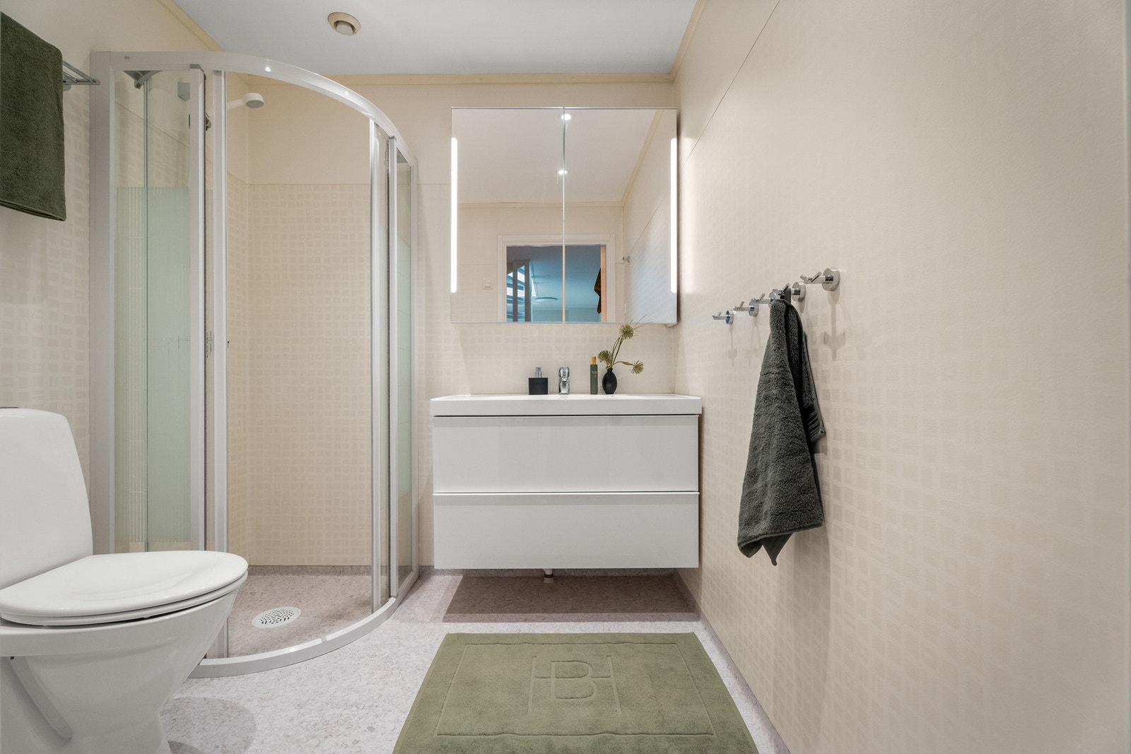 Det er varmekabler i gulv på badet. Galleribilde