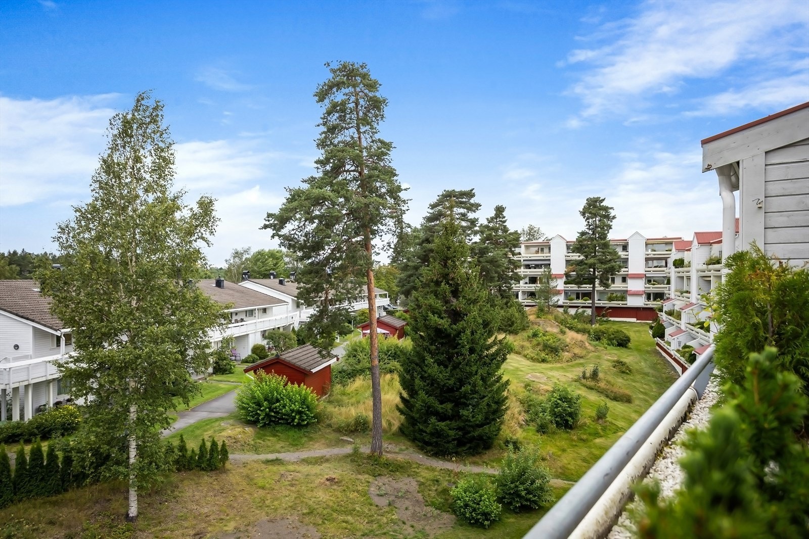 Her kan du nyte sene sommerkvelder i frodige og rolige omgivelser Galleribilde