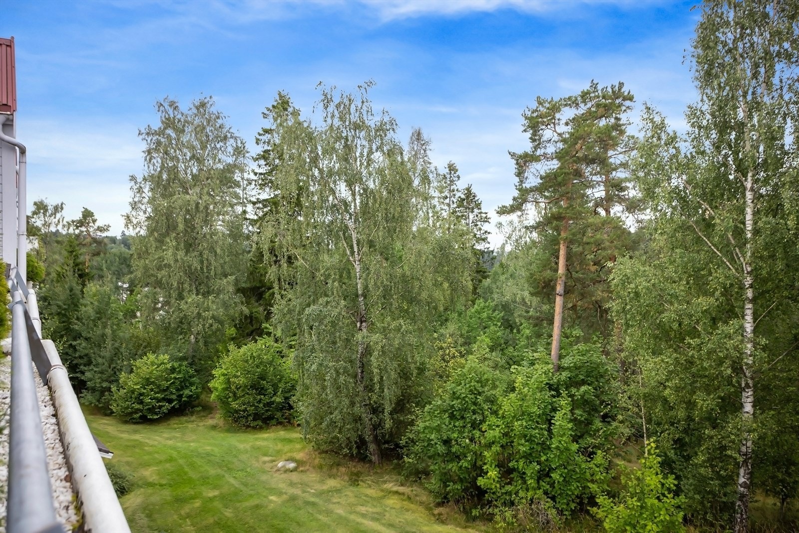 Her får kjøper gleden av naturskjønne omgivelser med lite innsyn Galleribilde