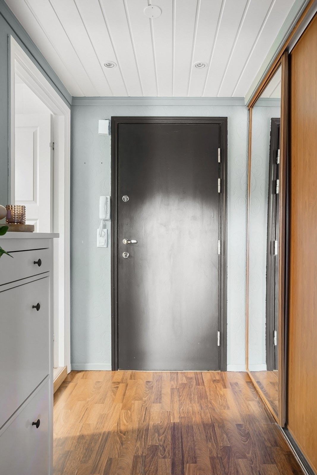Entrè med plass til sko og yttertøy. Det er også skyvedørsgarderobe i entrè med mye lagringsplass Galleribilde