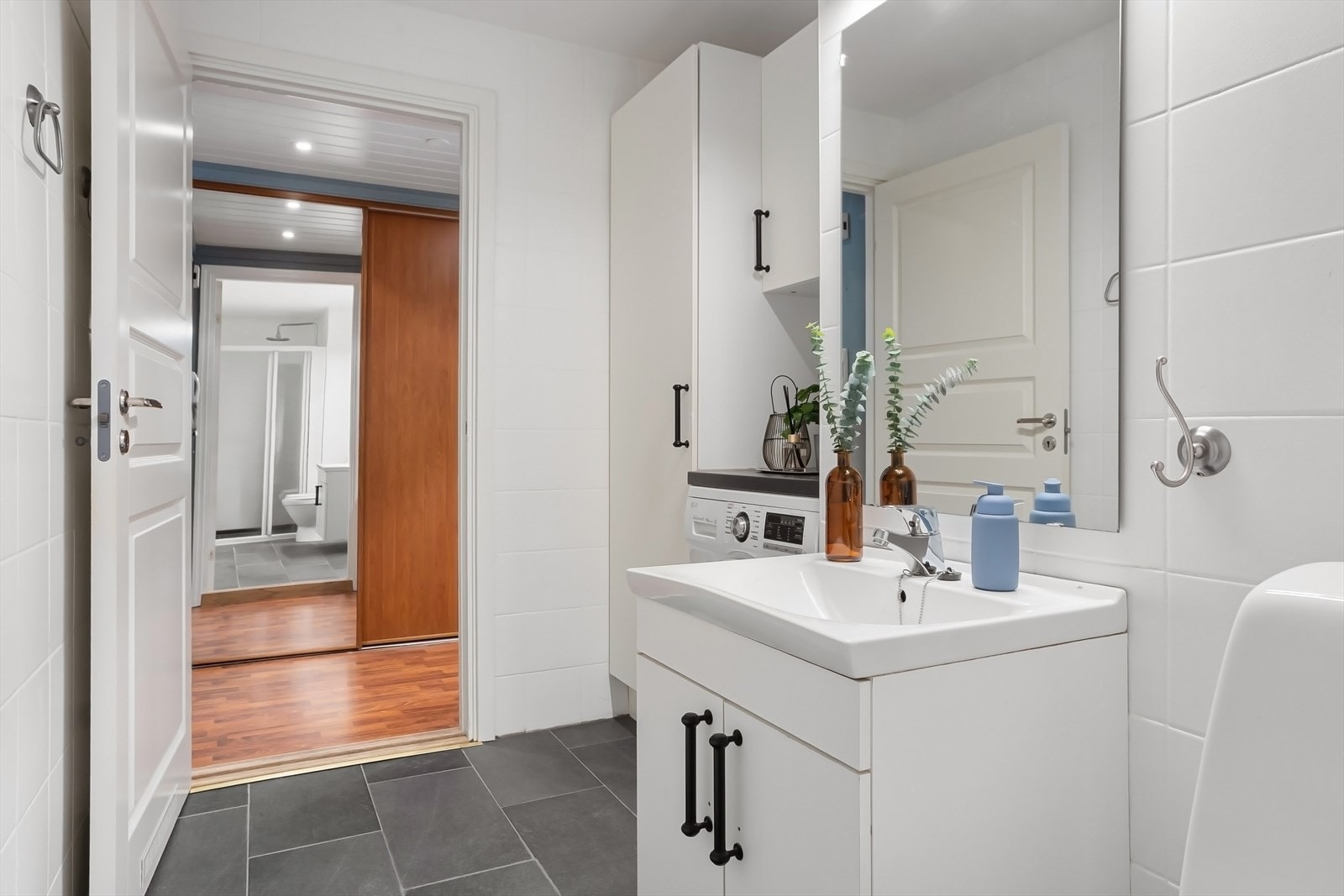 Badet har også varme i gulv. Det er godt med oppbevaringsplass i skap Galleribilde