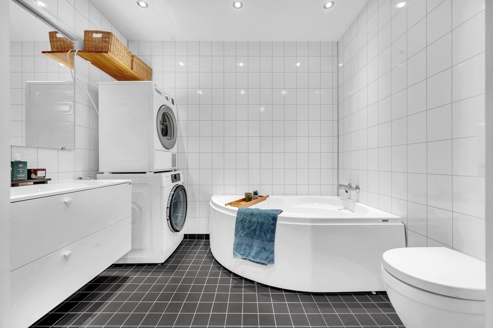 Flott bad med den klassiske "spa-følelsen". Hjørnekar, vaskesøyle og større innredning. Det er også her montert varmekabler i gulvet. Galleribilde