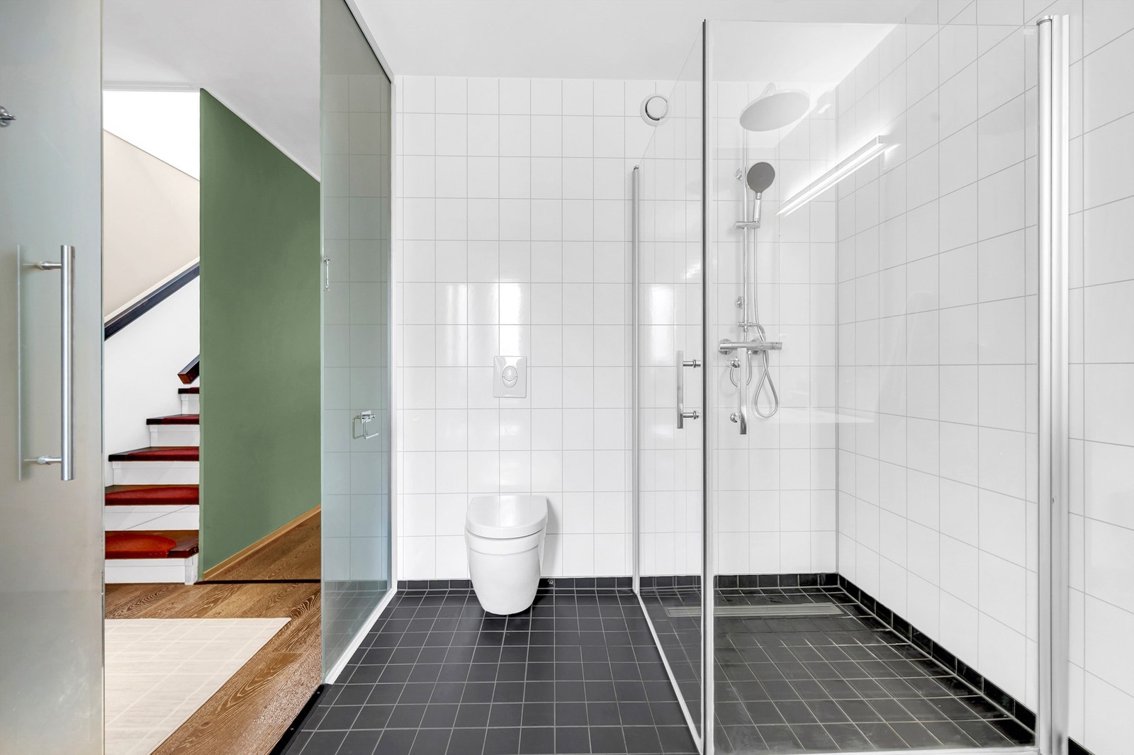 Boligen har flere kule detaljer, som blant annet glassdøren til badet. Galleribilde