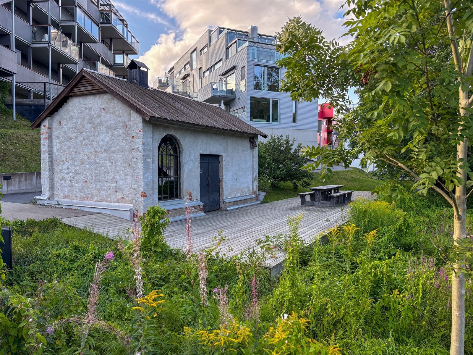 Felles grillhytte til disposisjon for sameiets beboere. Leiepris på kr 150,-/dag. Galleribilde