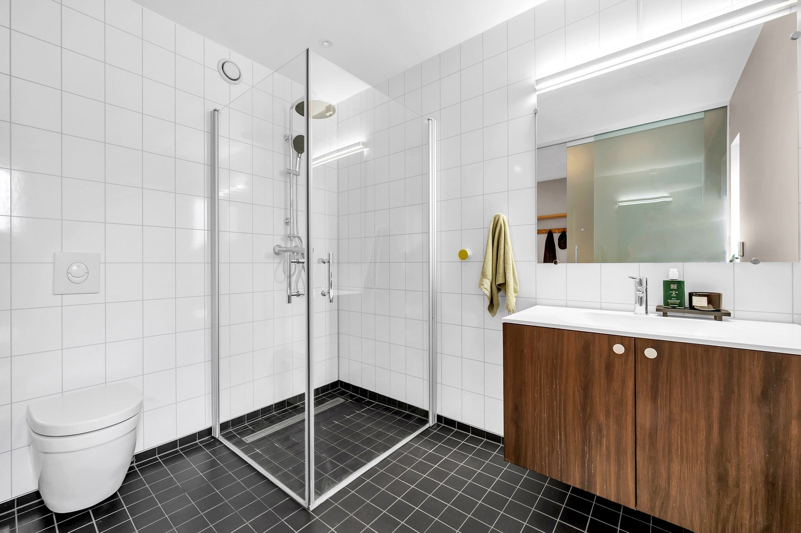 Badet i denne etasjen er av god størrelse og er utført i nøytral stil. Varmekabler i gulvet. Galleribilde