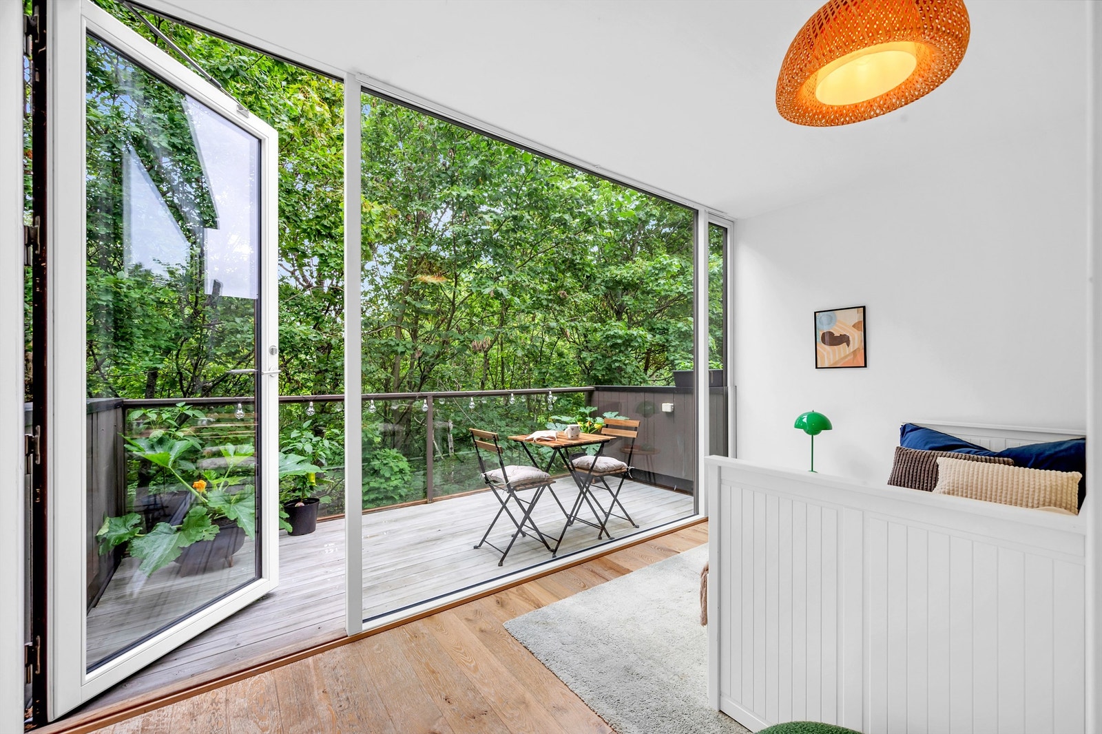 Også herfra er det utgang til uteplass. Denne vender samme retning som spiseplassen i 1. etasje - mot skogholtet. Galleribilde