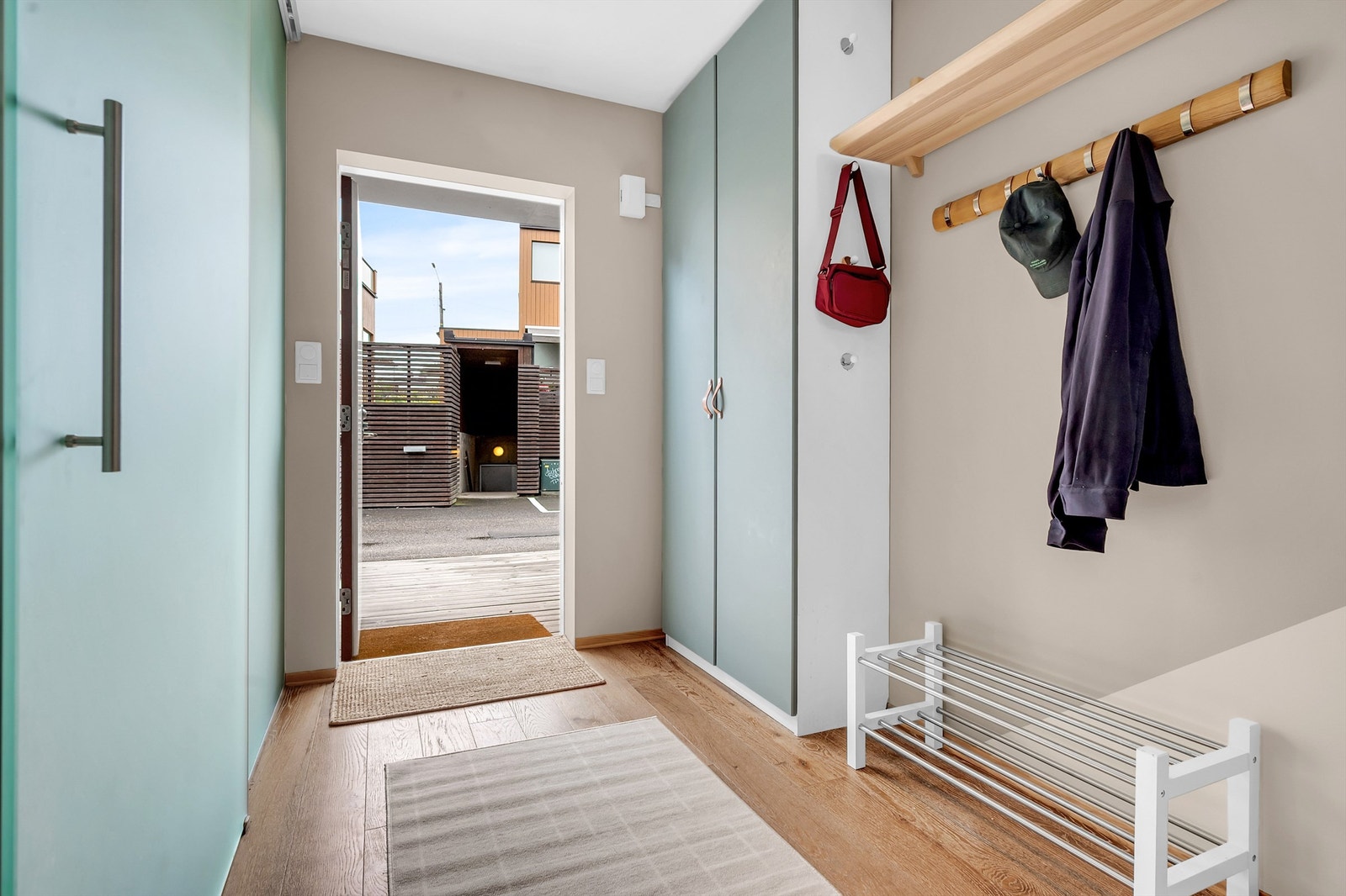Velkommen inn. Entréen har god plass til skap og diverse løsninger for oppheng, skohyller o.l. Galleribilde