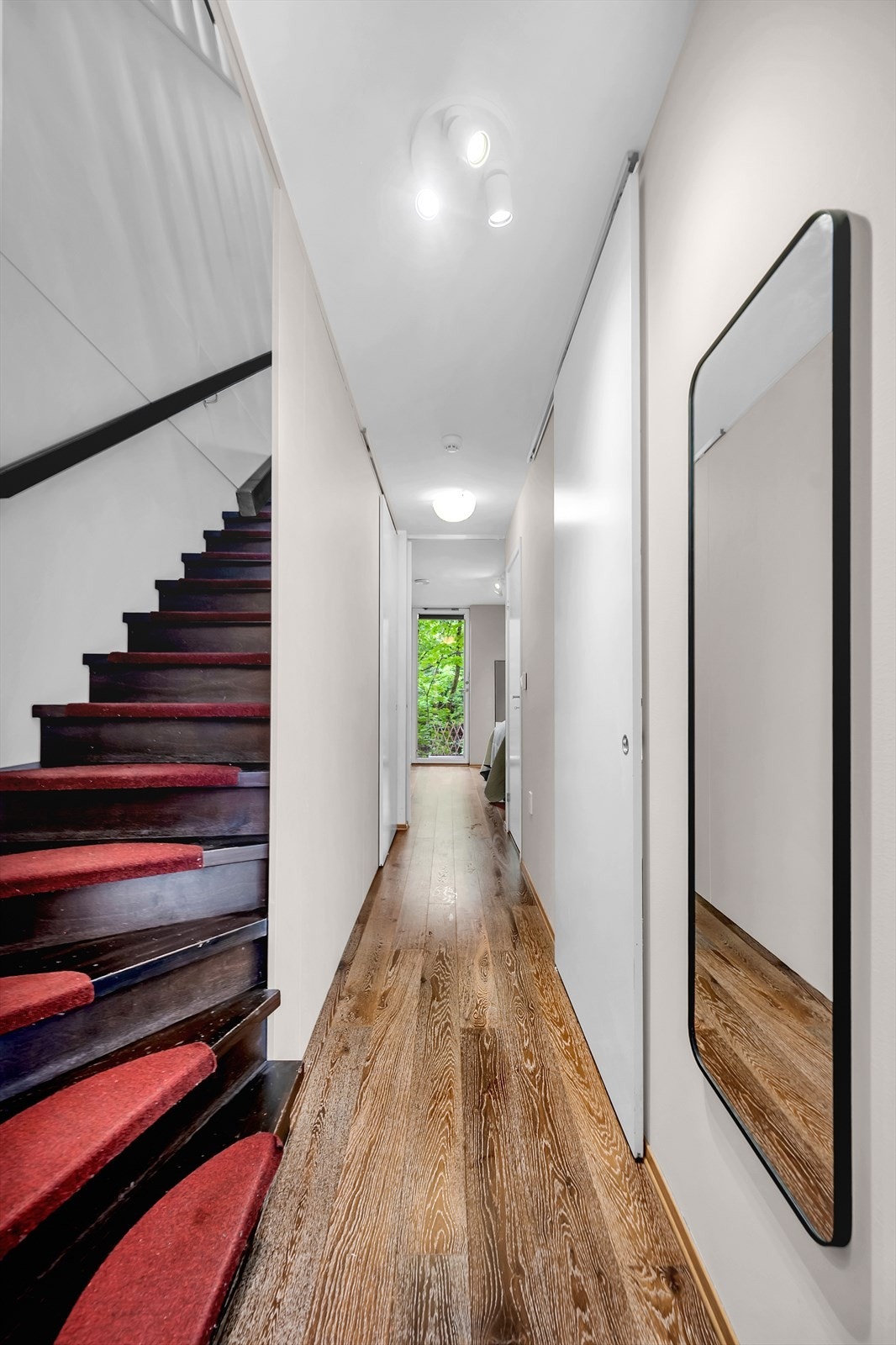 I denne etasjen finner du 2 soverom, bad og innebod. Fra uteplassen er det for øvrig adkomst til utebod. Galleribilde