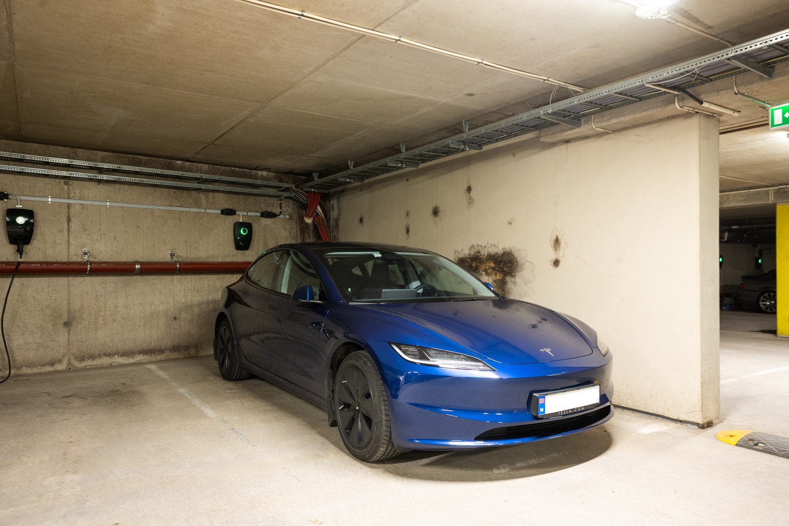 Garasjeplass med lader til elbil medfølger. Galleribilde