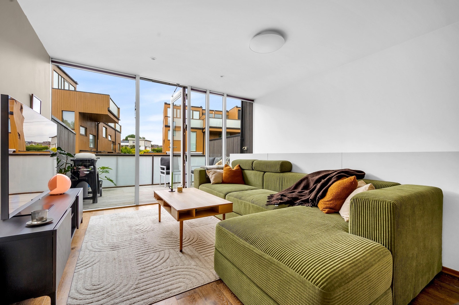 Utgang til solrik balkong. Galleribilde