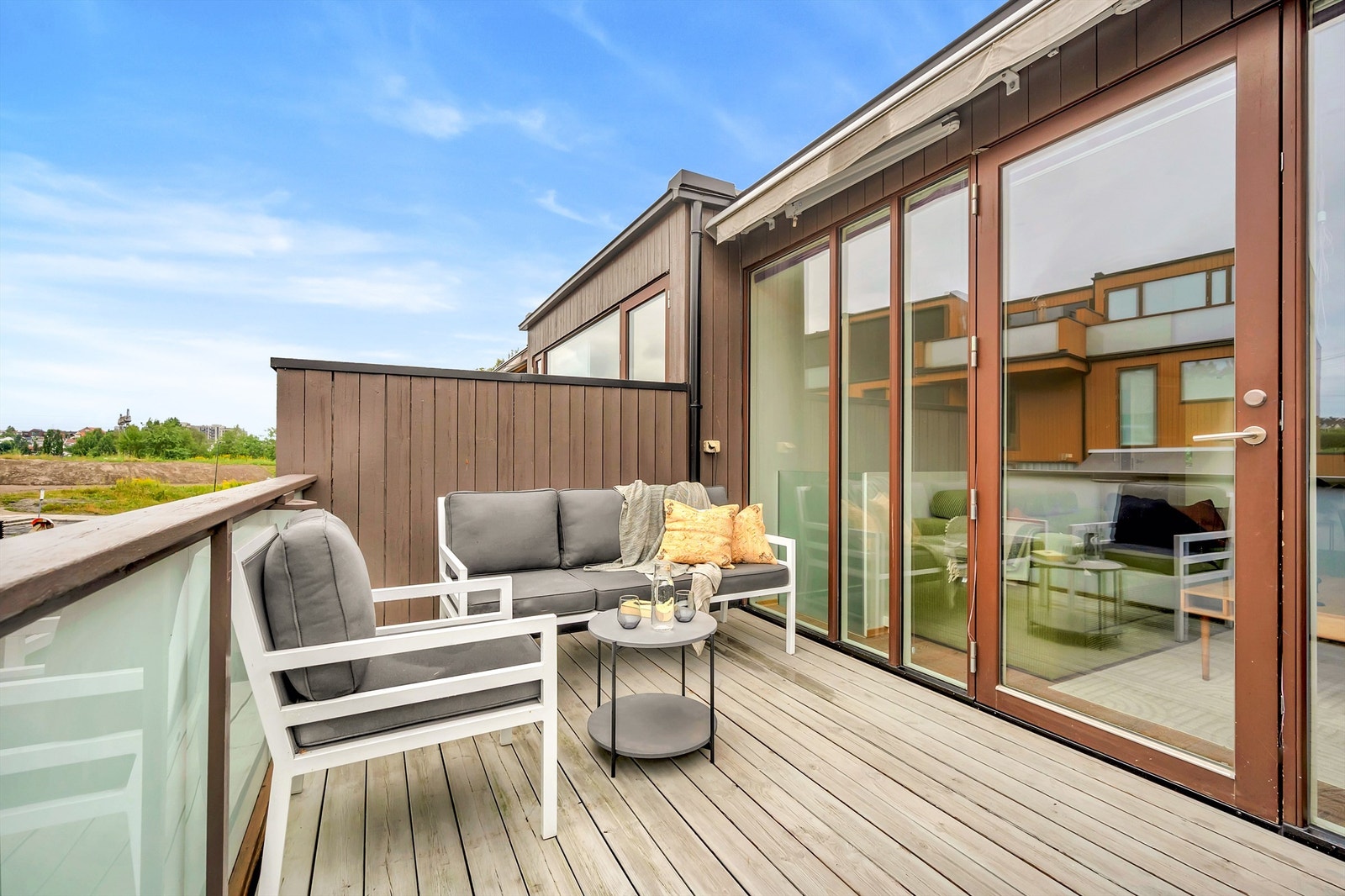 Elektrisk markise er montert. Galleribilde