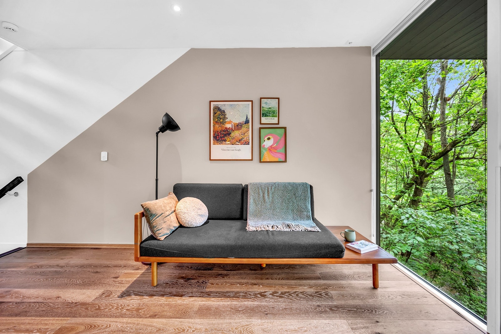 God plass til flere sittegrupper i rommet. Galleribilde