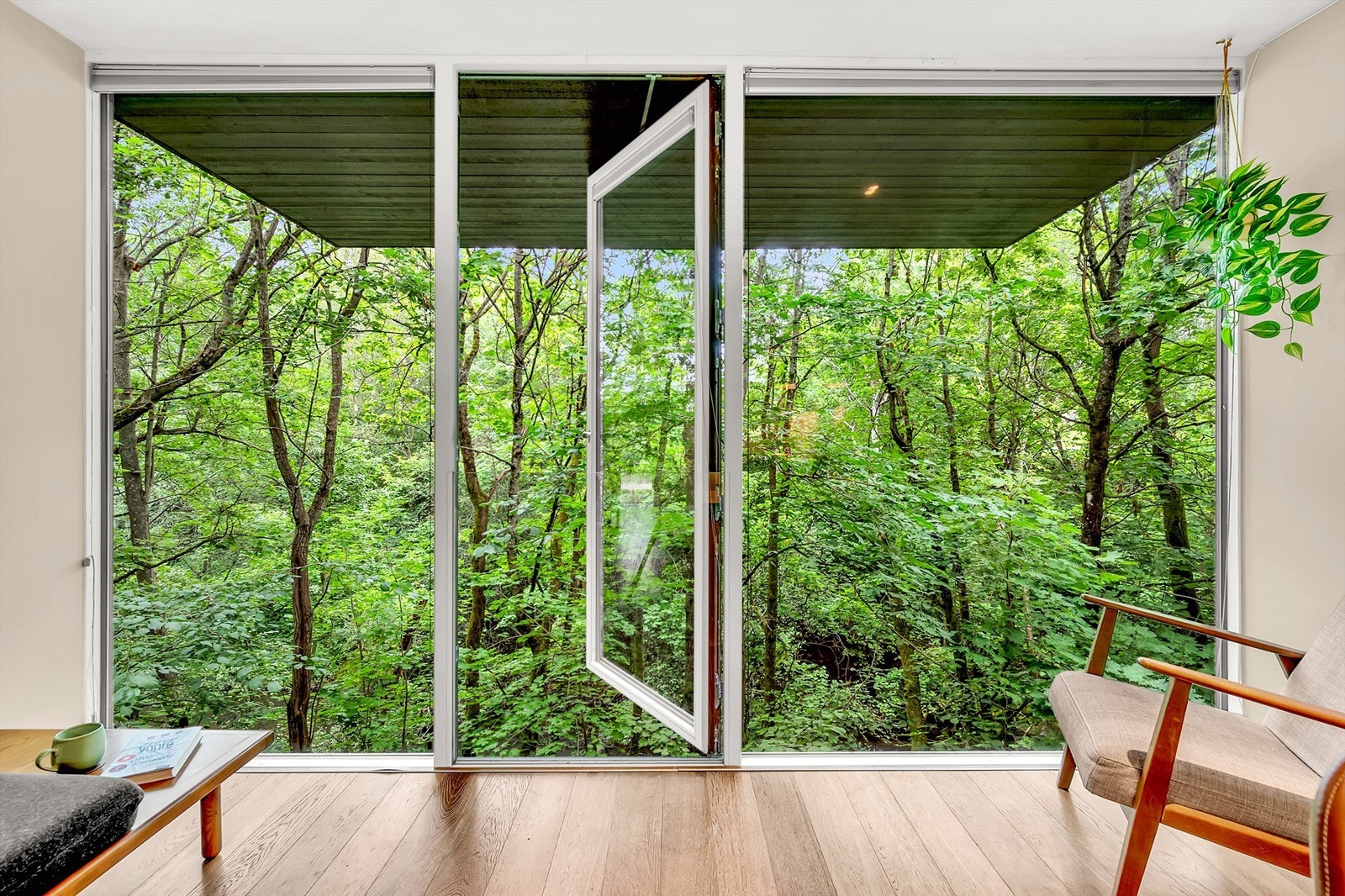 Det er montert en glassvegg foran døren. Galleribilde