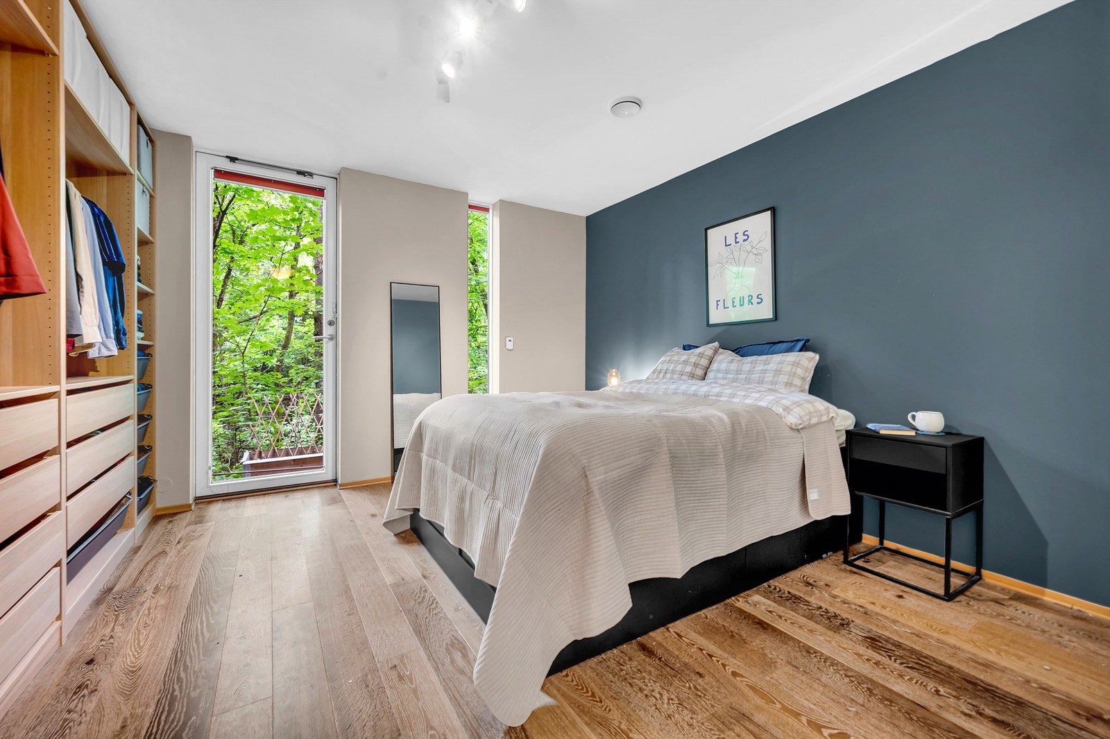 Boligens hovedsoverom ligger i denne etasjen og har utsyn mot skogholtet. God plass til en større dobbeltseng. Galleribilde