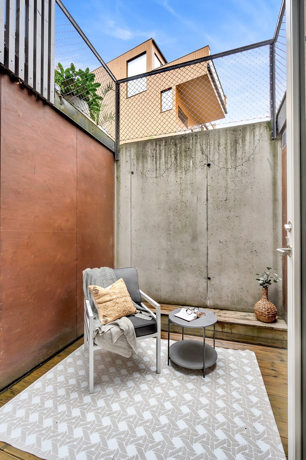 Uteplass med adkomst fra soverom 2. Videre adkomst til utebod. Galleribilde