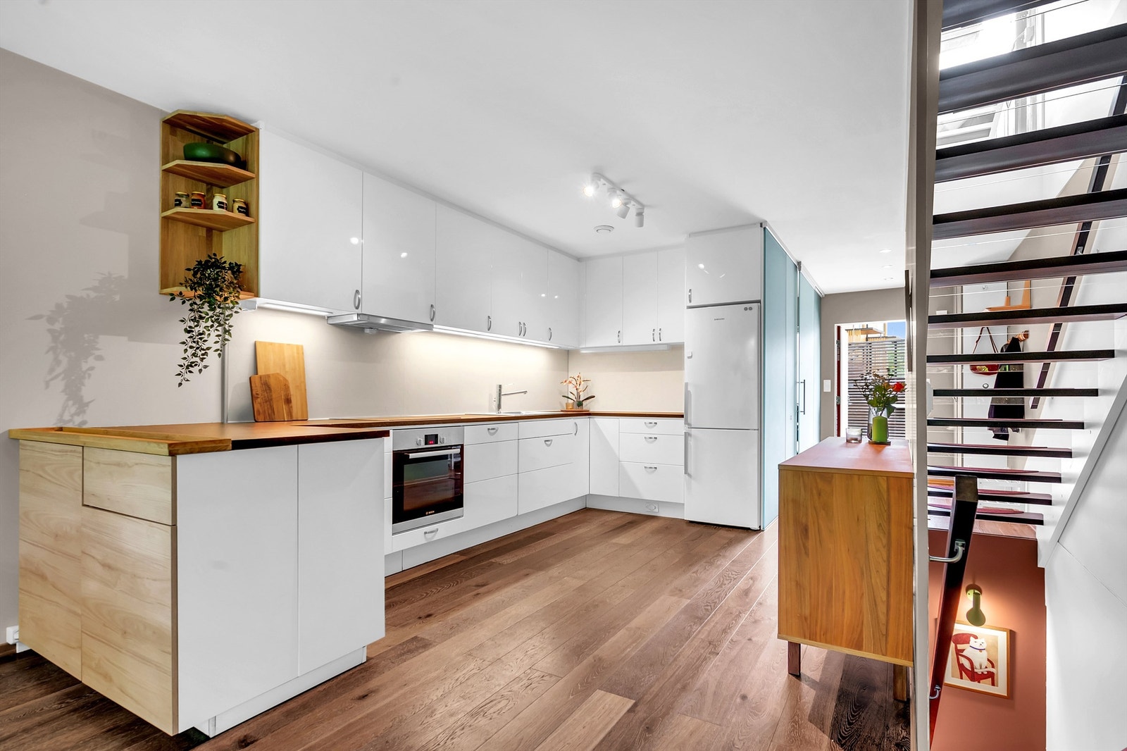 Kjøkkenet er pent og moderne, med glatte fronter og laminert benkeplate. Svært godt med skap- og benkeplass. Galleribilde