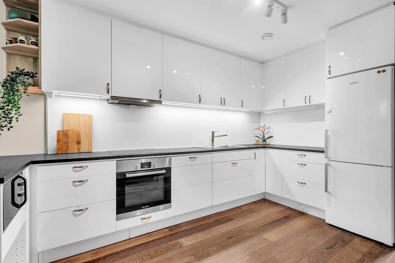 Følgende hvitevarer medfølger: Ovn, kjøleskap og oppvaskmaskin. Galleribilde