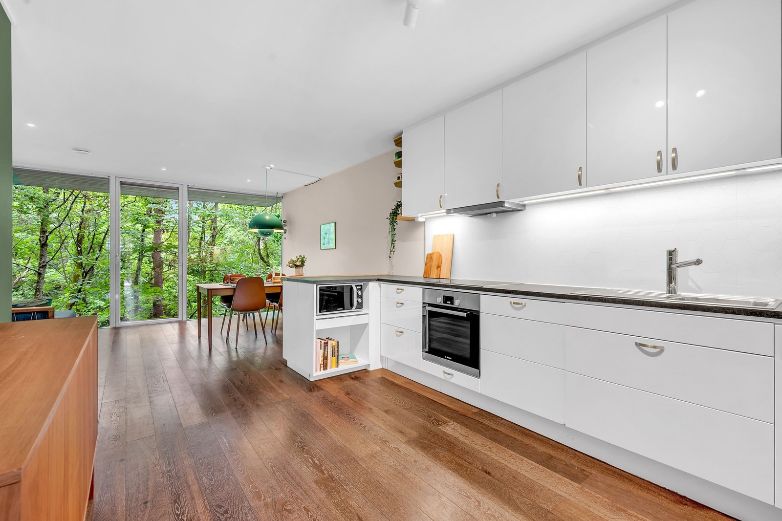 Vi tar en titt på boligens høydepunkt - utsynet mot skogholtet. Galleribilde