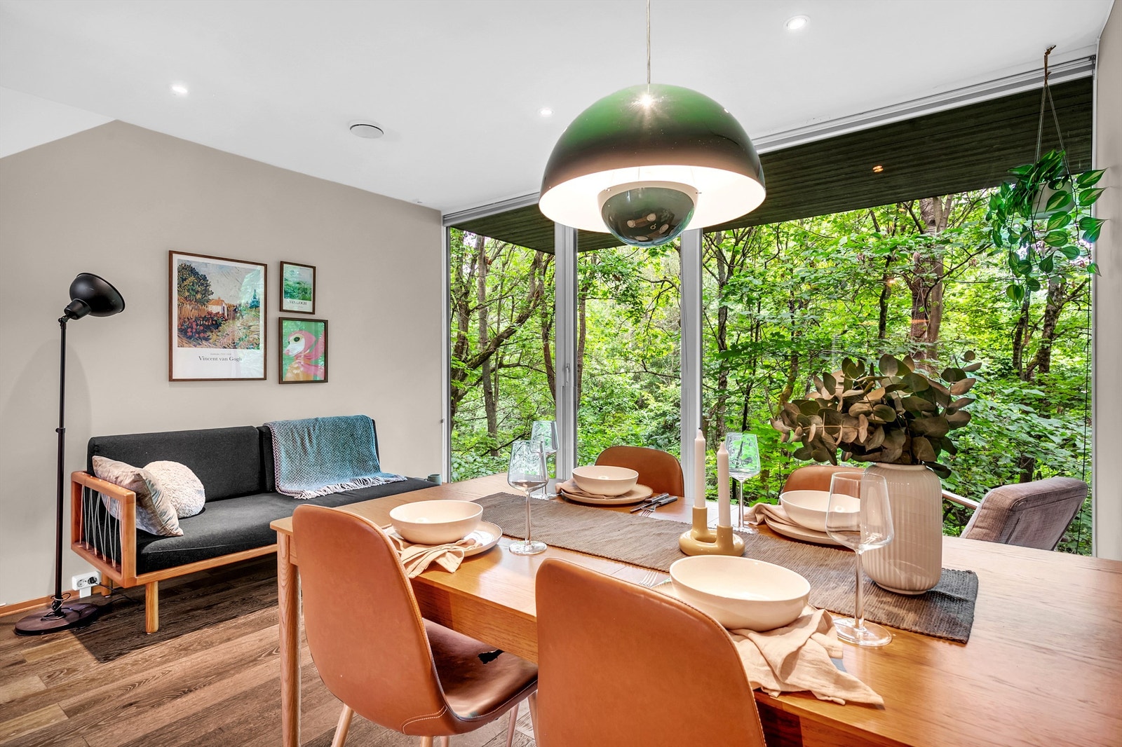 Boligen ligger flott til - klistret inntil Sagelva om skogholtet rundt! Galleribilde