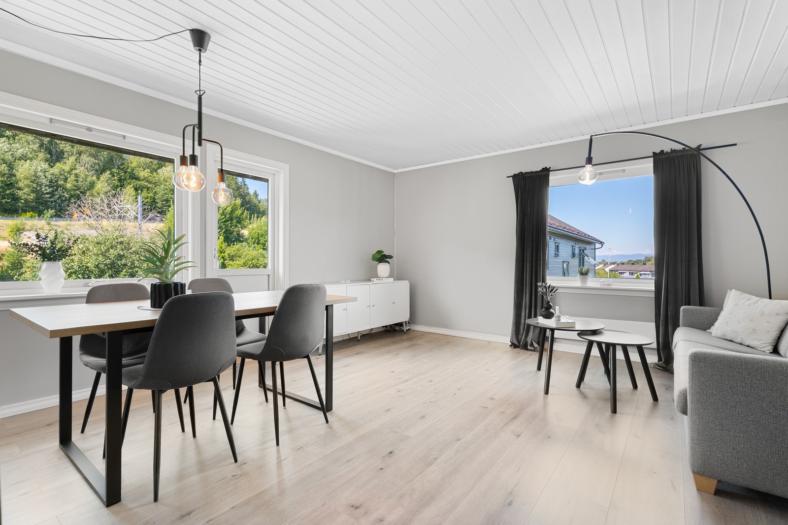 Romslig stue med utgang til balkong. Galleribilde