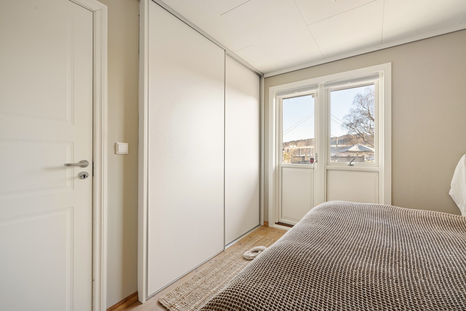 Soverommet har egen skyvedørsgarderobe for oppbevaring av klær. Galleribilde