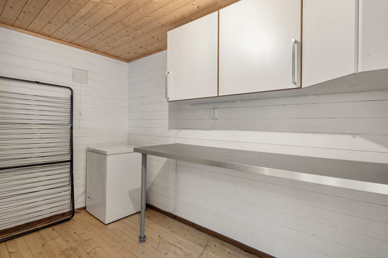 Meget praktisk rom i tilknyttning til vaskerommet med skap-og benkplass. Galleribilde